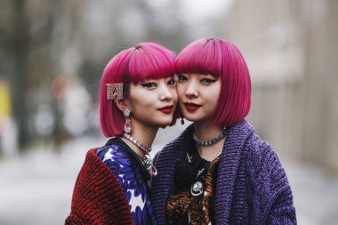 Paris, Fransa - 5 Mart 2019: Sokak stili kıyafet - Ami Suzuki, Aya Suzuki Paris Moda Haftası sırasında bir defile öncesi - Pfwfw19