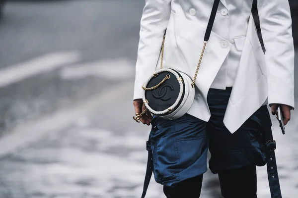 Paris Frankreich März 2019 Streetstyle Outfit Frau Trägt Chanel Handtasche — Stockfoto