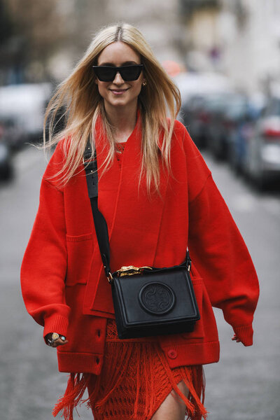 Париж, Франция - 02 марта 2019 года: Уличный наряд Charlotte Groeneveld после показа мод во время Недели моды в Париже - PFWFW19

