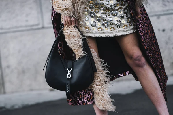 Paris, França - 5 de março de 2019: Roupa de rua - Leonie Han — Fotografia de Stock