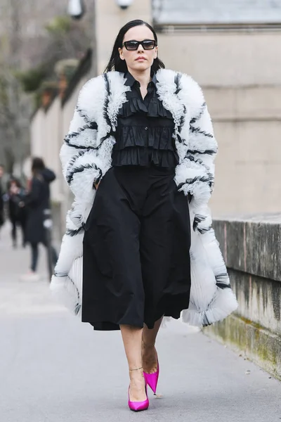 フランス 2019 ストリートスタイルの衣装 パリファッションウィーク中のファッションショーの後にエヴァンジェリー スミルニオタキ Pfwfw19 — ストック写真