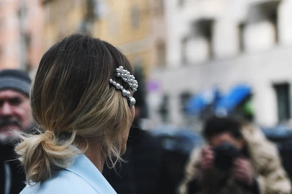 Milão Itália Fevereiro 2019 Detalhe Broche Cabelo Estilo Rua Antes — Fotografia de Stock