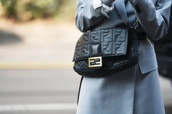 Milan Olaszország Február 2019 Street Style Fendi Erszényes Részletesen Után — Stock Fotó