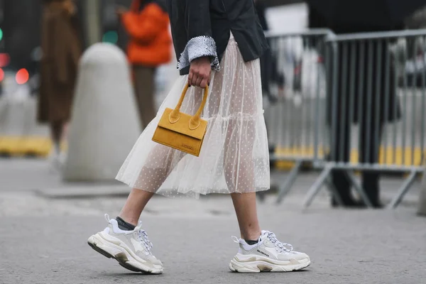 Paris, Fransa - 03 Mart 2019: Paris Moda Haftası sırasında bir defile den sonra sokak stili kıyafet, yakın çekim - Pfwfw19