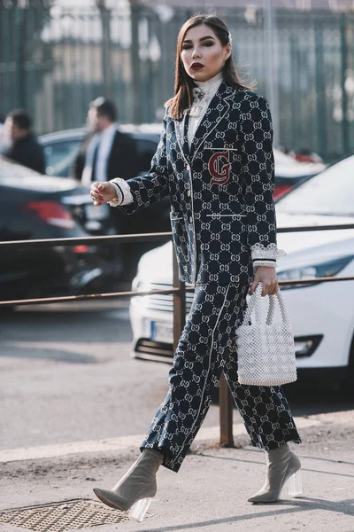 Milano, İtalya - 20 Şubat 2019: Sokak stili kıyafetler - Milano Moda Haftası sırasında bir defile öncesi Gucci kıyafetli kız - Mfwfw19
