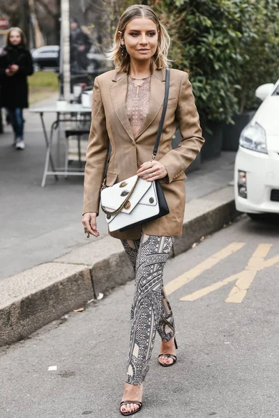 Milano, İtalya - 23 Şubat 2019: Sokak stili - Milano Moda Haftası sırasında defile öncesi poz veren şık bir görünüme sahip kız - Mfwfw19