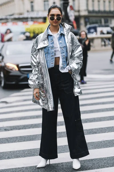 法国巴黎 2019年3月4日 街头时尚服装 巴黎时装周时装秀后的时尚人士 Pfwfw19 — 图库照片