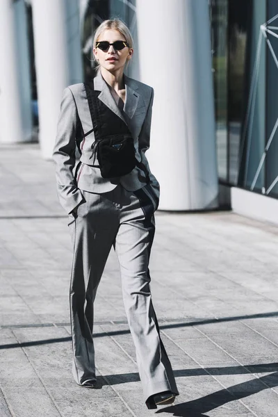 Milano, İtalya - 22 Şubat 2019: Sokak stili - Influencer Caroline Daur Milano Moda Haftası sırasında bir defile sonra - Mfwfw19