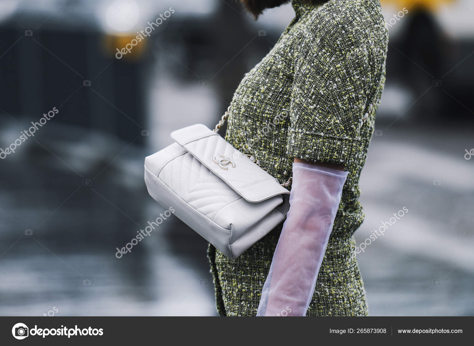 A guest wears a Chanel bag, a fishnet mesh skirt, heeled shoes, Photo  d'actualité - Getty Images