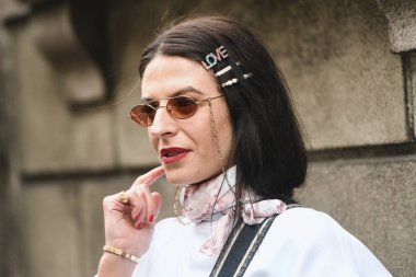 Milano, İtalya - 23 Şubat 2019: Milano Moda Haftası sırasında bir defile sonrası sokak stili Saç Modeli - Mfwfw19