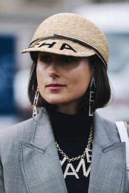 Paris, Fransa - 5 Mart 2019: Sokak stili kıyafet - Julia Haghjoo Paris Moda Haftası sırasında bir defile önce - Pfwfw19