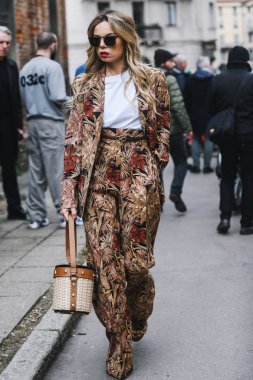 Milano, İtalya - 23 Şubat 2019: Milano Moda Haftası'nda bir defileden sonra sokak stili Erica Pelosini - Mfwfw19