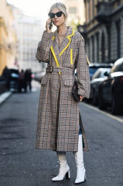 Milano, İtalya - 22 Şubat 2019: Sokak stili - Influencer Linda Tol Milano Moda Haftası sırasında bir defile sonra - Mfwfw19