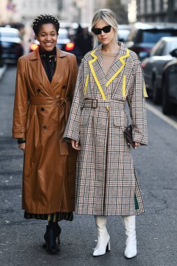 Milano, İtalya - 22 Şubat 2019: Sokak stili Influencers Tamu Mcpherson ve Linda Tol sonra