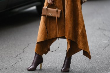 Milano, İtalya - 23 Şubat 2019: Milano Moda Haftası'nda bir defile öncesi sokak stili kıyafet modelleri, blogcular ve etkileyiciler - Mfwfw19