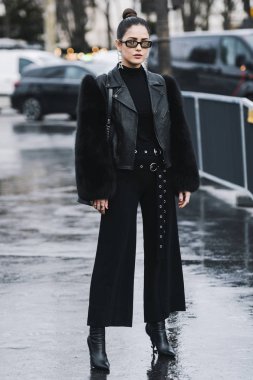 Paris, Fransa - 5 Mart 2019: Sokak stili - Paris Moda Haftası'nda defile öncesi Chanel giyen kadın - Pfwfw19 