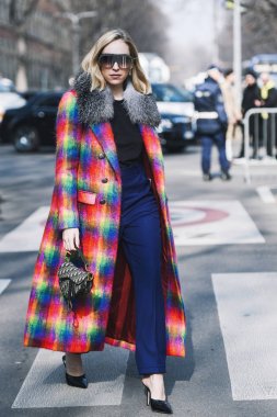 Milano, İtalya - 21 Şubat 2019: Milano Moda Haftası'nda bir defile öncesi Christian Dior çanta giyen sokak stili Kadın - Mfwfw19