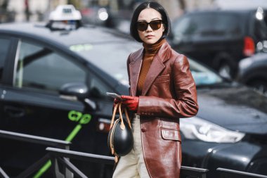 Paris, Fransa - 05 Mart 2019: Paris Moda Haftası sırasında bir defile sonra Sokak tarzı kıyafet Yoyo Cao - Pfwfw19