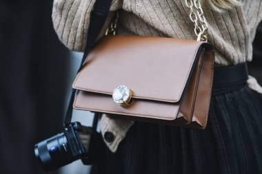 Paris, Fransa - 05 Mart 2019: Sokak stili kıyafet - Paris Moda Haftası sırasında bir defile den sonra Miu Miu çanta giyen kadın - Pfwfw19