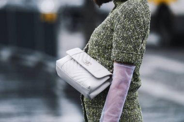 Paris, Fransa - 5 Mart 2019: Sokak stili - Chanel çanta ve kıyafet Paris Moda Haftası sırasında bir defile sonra - Pfwfw19