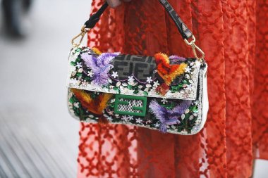 Milano, İtalya - 21 Şubat 2019: Sokak stili - Milano Moda Haftası sırasında bir defile den sonra ayrıntılı Fendi çanta - Mfwfw19