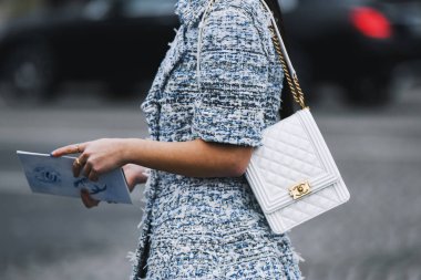 Paris, Fransa - 5 Mart 2019: Sokak stili - Paris Moda Haftası'nda defile öncesi Chanel kıyafeti - Pfwfw19 