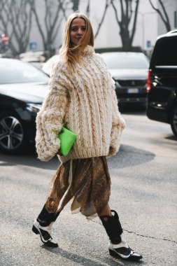 Milano, İtalya - 21 Şubat 2019: Milano Moda Haftası sırasında bir defile öncesi Prada çanta giyen sokak stili Kadın - Mfwfw19