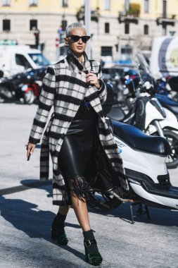 Milano, İtalya - 22 Şubat 2019: Milano Moda Haftası Mfwfw19'da bir defile öncesi Sokak stili Kıyafet