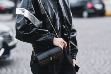 Paris, Fransa - 05 Mart 2019: Paris Moda Haftası sırasında sokak stili görünümü - Pfwfw19
