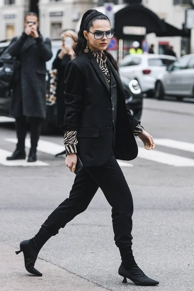 意大利米兰 2019年2月23日 在米兰时装周期间的时装秀后 街头风格影响者多伊娜 乔巴努 Mfwfw19 — 图库照片