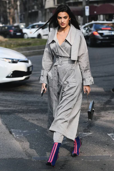 Milano, İtalya - 21 Şubat 2019: Milano Moda Haftası'nda bir defile öncesi Sokak stili Kıyafet - Mfwfw19