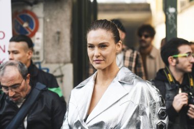 Milano, İtalya - 20 Şubat 2019: Milano Moda Haftası'nda bir defile den sonra sokak stili kıyafet - Mfwfw19