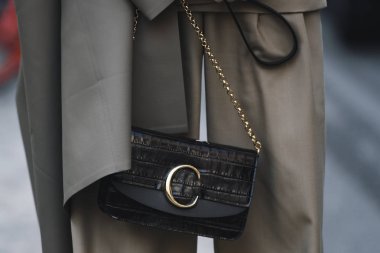 Milano, İtalya - 21 Şubat 2019: Milano Moda Haftası sırasında bir defile sonrası Sokak stili Çanta detayı - Mfwfw19
