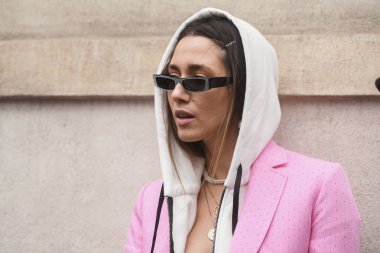 Milano, İtalya - 23 Şubat 2019: Milano Moda Haftası'nda bir defile öncesi sokak stili Kıyafet detayları - Mfwfw19
