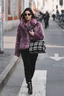 Milano, İtalya - 20 Şubat 2019: Milano Moda Haftası'nda bir defile öncesi sokak stili kıyafet - Mfwfw19