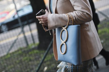 Milano, İtalya - 21 Şubat 2019: Milano Moda Haftası sırasında bir defile sonrası Sokak stili Çanta detayı - Mfwfw19