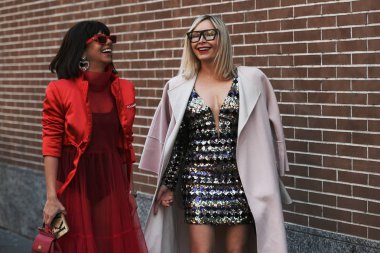 Milano, İtalya - 21 Şubat 2019: Milano Moda Haftası'nda bir defileden sonra sokak stili Kıyafetler - Mfwfw19