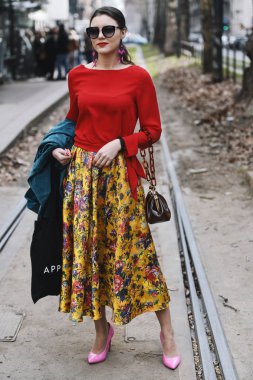 Milano, İtalya - 24 Şubat 2019: Milano Moda Haftası'nda bir defileden sonra sokak stili Kıyafet - Mfwfw19