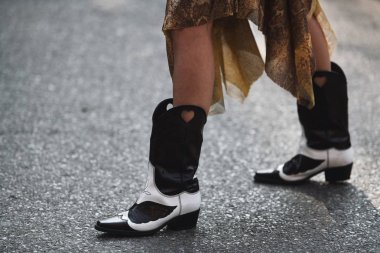 Milano, İtalya - 21 Şubat 2019: Milano Moda Haftası sırasında bir defile öncesi sokak stili Kovboy çizmeler detay - Mfwfw19