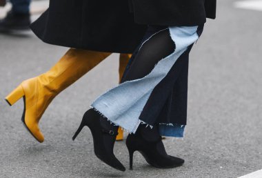 Milano, İtalya - 23 Şubat 2019: Milano Moda Haftası sırasında bir defile sonrası Sokak stili Boots detay - Mfwfw19