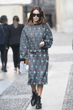 Milano, İtalya - 21 Şubat 2019: Milano Moda Haftası'nda bir defileden sonra sokak stili Kıyafet - Mfwfw19