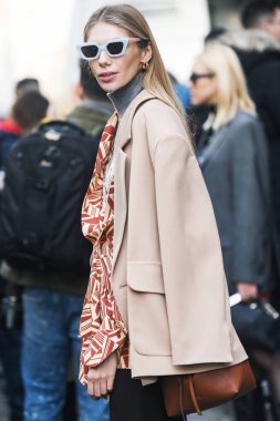 Milano, İtalya - 22 Şubat 2019: Sokak stili kıyafet - Modeller, blogcular ve etkileyiciler Milano Moda Haftası sırasında bir defile önce - Mfwfw19