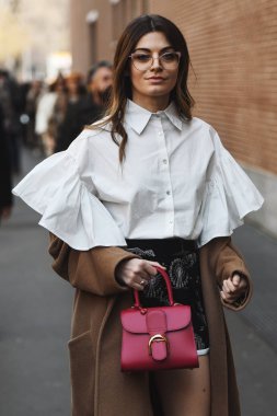 Milano, İtalya - 21 Şubat 2019: Milano Moda Haftası'nda bir defile öncesi Sokak stili Kıyafet - Mfwfw19
