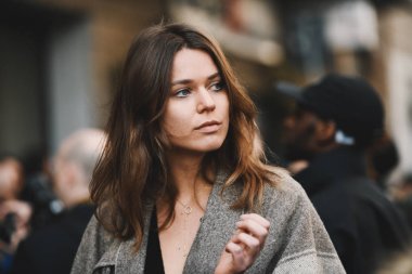 Milano, İtalya - 20 Şubat 2019: Milano Moda Haftası'nda bir defile öncesi sokak stili kıyafet - Mfwfw19