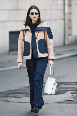 Milano, İtalya - 22 Şubat 2019: Milano Moda Haftası Mfwfw19'da bir defile öncesi Sokak stili Kıyafet