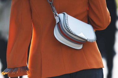 Milano, İtalya - 21 Şubat 2019: Milano Moda Haftası sırasında bir defile sonrası sokak stili Emporio Armani çanta detayı - Mfwfw19