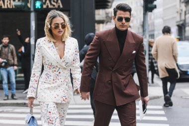 Milano, İtalya - 23 Şubat 2019: Milano Moda Haftası'nda bir defile öncesi sokak stili Kıyafetler - Mfwfw19
