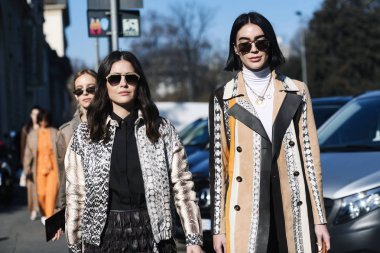 Milano, İtalya - 22 Şubat 2019: Milano Moda Haftası Mfwfw19'da bir defile öncesi Sokak stili Kıyafet