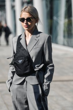 Milano, İtalya - 22 Şubat 2019: Sokak stili - Influencer Caroline Daur Milano Moda Haftası sırasında bir defile sonra - Mfwfw19