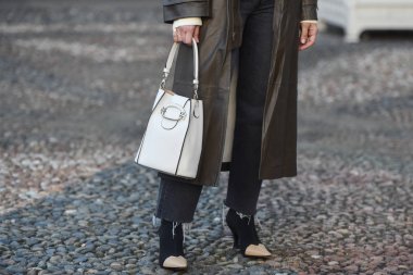 Milano, İtalya - 22 Şubat 2019: Milano Moda Haftası'nda bir defile öncesi sokak stili Çanta detayı - Mfwfw19